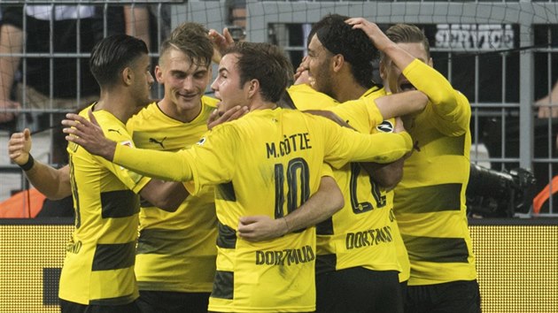 Fotbalist Dortmundu oslavuj vstelenou branku.