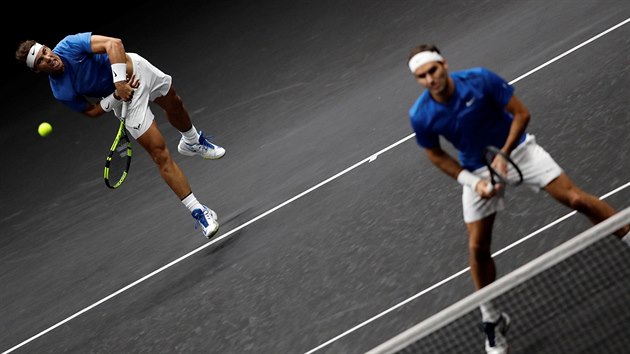 Rafael Nadal (vlevo) a Roger Federer pi spolen tyhe