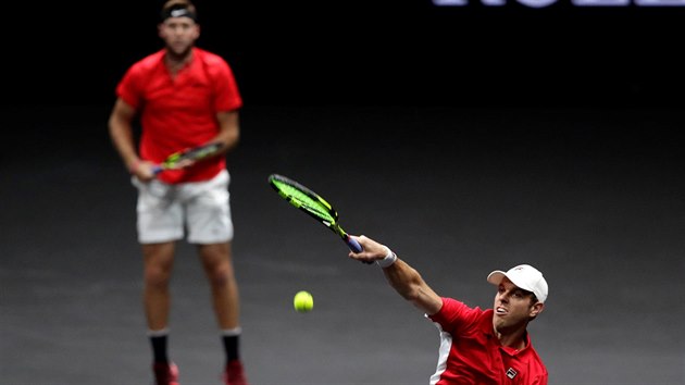 Sam Querrey (vpravo) a Jack Sock pi tyhe proti Federerovi s Nadalem