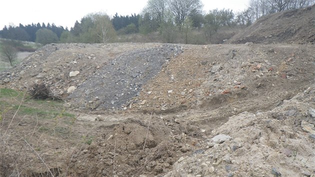 Firma P&V Ekotrading nakldala v katastru obce Hradec nad Svitavou s tm 44 tisci tunami odpad na pozemcch, kter k tomu nebyly uren.