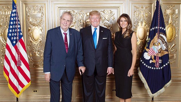 Prezident Milo Zeman s prezidentem USA Donaldem Trumpem a jeho manelkou Melani na slavnostn recepci v New Yorku. (20. z 2017)
