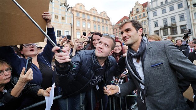 Tenista Roger Federer vyrazil do davu fanoušků na Staroměstském náměstí. (20. září 2017)