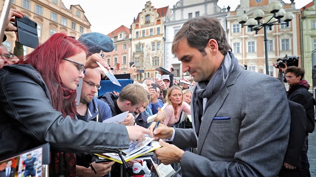 Tenista Roger Federer vyrazil do davu fanoušků na Staroměstském náměstí. (20. září 2017)