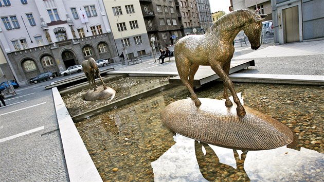 Bezejmenné náměstí mezi ulicemi Kafkova a Wuchterlova v pražských Dejvicích zdobí bronzové plastiky koní od sochaře Michala Gabriela.