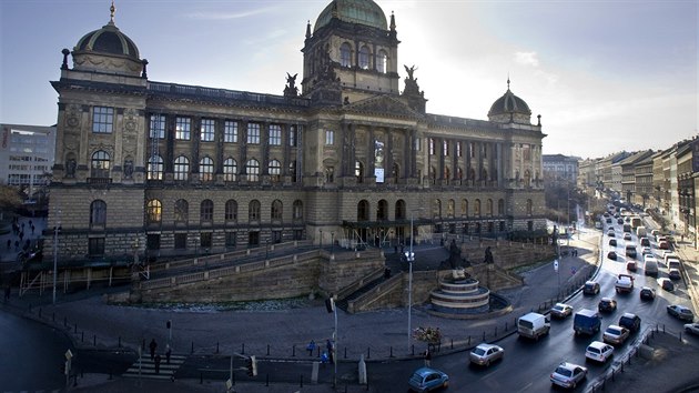 Pražská magistrála odděluje Národní muzeum od Václavského náměstí.