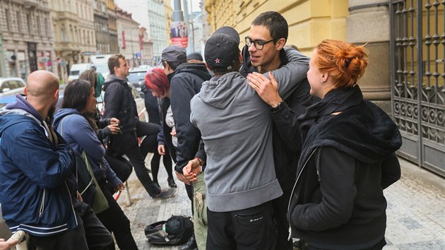 Městský soud v Praze osvobodil anarchisty, kteří byli obžalováni z přípravy teroristického útoku na vlak a dalších činů. Takto se radovali hned po opuštění budovy soudu. (22. září 2017)