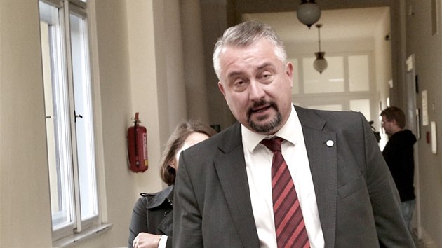 Mstsk soud v Praze ve stedu potvrdil plron podmnky pro dva mue ze skupiny Ztohoven, kte v z ped dvma lety vyvsili trenrky nad Praskm hradem. Hrad u soudu zastupoval prvnk Marek Nespala (na snmku). (27. z 2017)