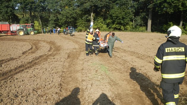 Zásah v obci Řemíčov, kde traktor spadnul na 29letého muže.