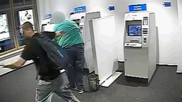 Olomoučtí policisté pátrají po zloději, který se pokusil okrást u bankomatů muže vybírajícího peníze.
