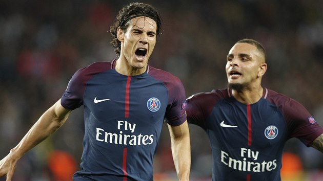 Edinson Cavani b oslavit druhou trefu Pae do st Bayernu Mnichov. Sekunduje mu spoluhr Layvin Kurzawa.