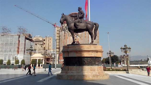 Jezdeckch soch m Skopje asi nejvc na svt. Tato stoj mezi Makedonskm nmstm a kamennm mostem.