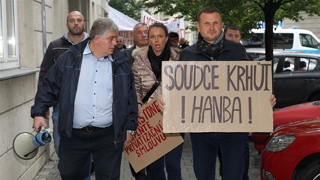 Ostravsk demonstrace finannka Pavla Krpy proti Zdeku Bakalovi mla velmi nzkou ast. (20. z 2017)