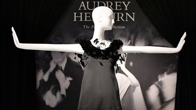 Černé koktejlky od návrháře Huberta de Givenchyho, které herečka oblékla ve filmu Snídaně u Tiffanyho