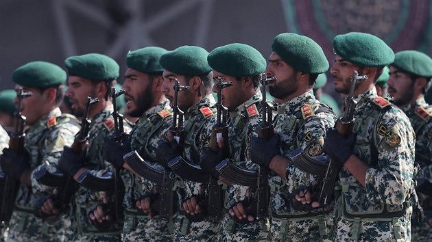 rnt vojci pochoduj na slavnostn pehldce v Tehernu. (22. z 2017)