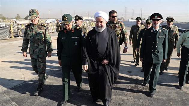 rnsk prezident Hasan Ruhn pichz na vojenskou pehldku v Tehernu. (22. z 2017)