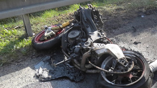 Motork pejel za Rjovem do protismru, kde narazil do auta. Nehodu nepeil. Motocykl se po nrazu vzal.