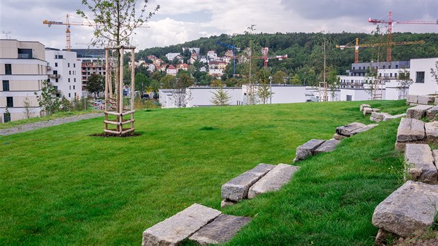 Nyní si podle Prahy 5 budou místní moci odpočinout u­ fontány nebo nechat děti hrát si na dětském hřišti u ­prolézačky ve tvaru letadla.