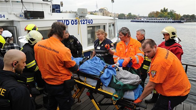 Osmdesátiletý muž spadl z Karlova mostu. Zachránili jej dva lidé z výletní lodi. (23.9.2017)