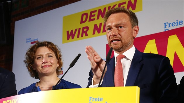 Ldr strany FDP Christian Lindner bhem projevu po uzaven volebch mstnost. (24. z 2017)