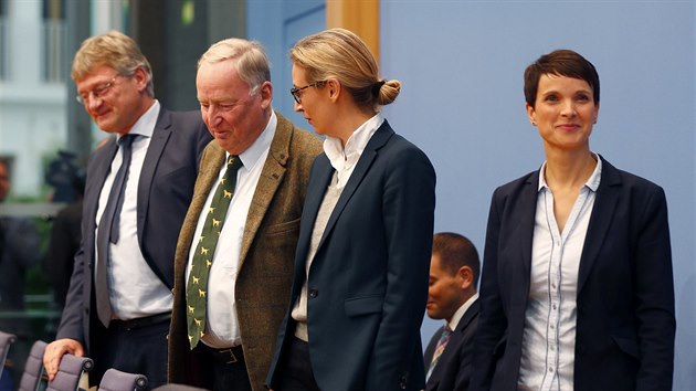 Frauke Petryov, pedsedkyn strany AfD (prvn zprava), spolen s hlavn kandidtkou Alic Weidelovou, Alexandrem Gaulandem a Joergem Meuthenem (vlevo) ped tiskovou konferenc. (25. z 2017)