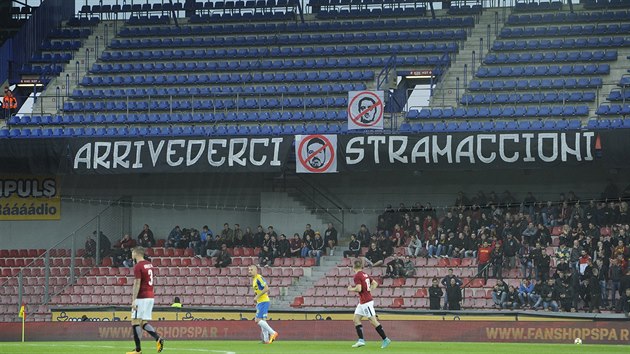 ARRIVEDERCI Skaln fanouci Sparty ped zpasem s Teplicemi vyvsili na ochoz transparent proti trenrovi Stramaccionimu a do ochoz pak vbec nedorazili.