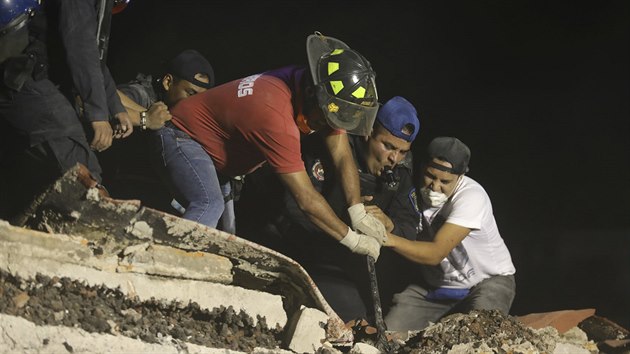 Zchrani i dobrovolnci prohledvaj zcen budovy po zemtesen.