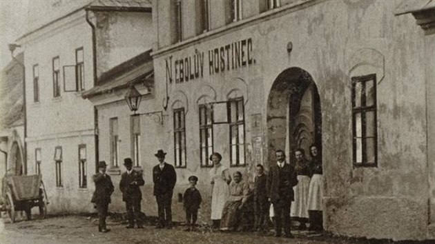 Tento novoměstský podnik patřil hlavně za Emila Neboly k těm vyhlášeným. Fotografie byla pořízena po roce 1912. Na tradici Nebolových hodlají navazovat stávající vlastníci hostince.