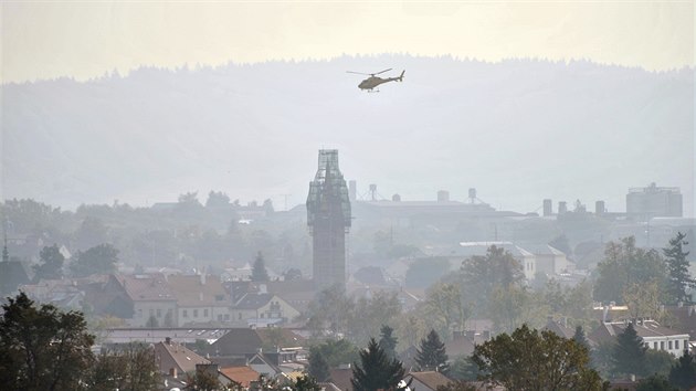 Těžký a dlouhý trám na vrchol věže sv. Ducha v Telči musel vynést vrtulník. Operace vyžadovala dokonalou souhru mezi pilotem a jeho navaděčem.