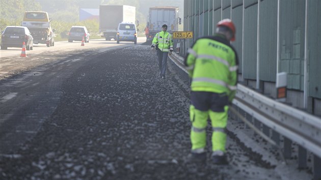 Silničáři a pracovníci specializované firmy uklízí tuny uhlí, které se v pátek ráno vysypaly z nákladního auta na dálnici D1 na Vysočině.