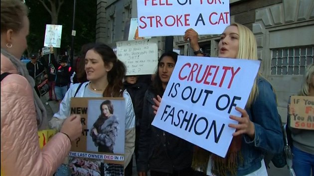 Protest ochránců zvířat před přehlídkou značky Burberry