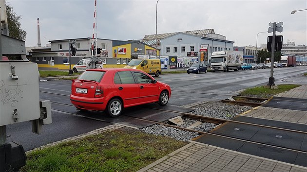 Železniční přejezd v Kroměříži opravili jen napůl a řidiči musí stále brzdit pod povolenou rychlost.