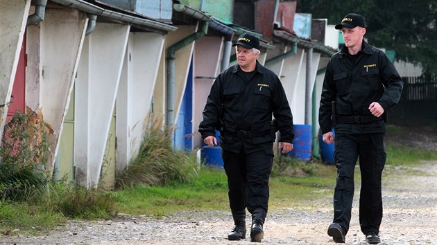 Pracovnci bezpenostn agentury pi obchzce v Bukovanech na Sokolovsku.