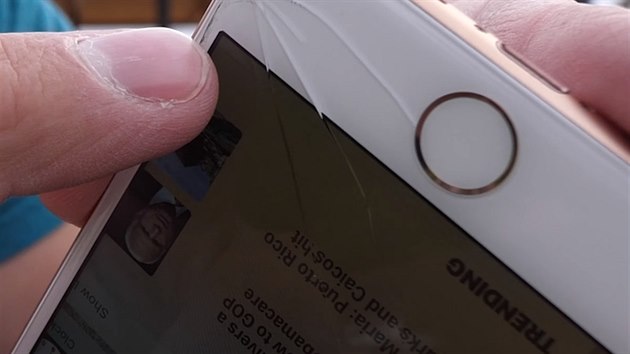 iPhone 8 prošel sérií crashtestů. Testovala se odolnost krycího skla dispeje, zad a došlo i na pády na beton