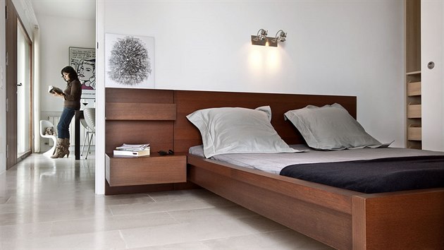 Na podlaze domu se leskne světlá pískovcová dlažba Capri 60×30 cm.