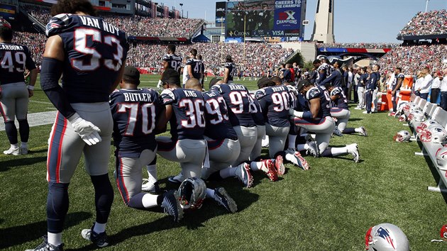 Pi americk hymn kleeli i hri New England Patriots ped duelem Houstonem.