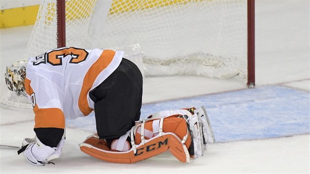 Brank Michal Neuvirth z Philadelphie pot, co inkasoval gl od Ryana McDonagha z New York Rangers.