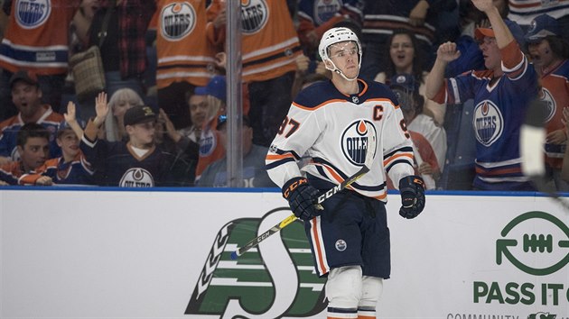 Connor McDavid z Edmontonu pot, co vstelil gl v zpase s Carolinou.