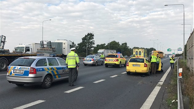 Na dálnici D1 na okraji Prahy se srazilo auto s motorkou. (20.9.2017)