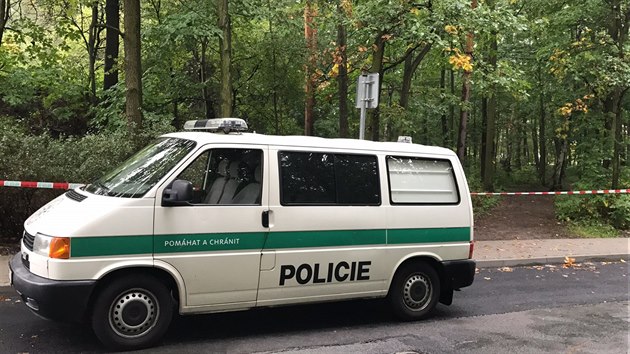 V Újezdu nad Lesy našla policie na ulici zbitého cizince (25.9.2017)