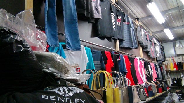 Celn�ci v Sap� objevili tajn� sklad s pad�lky luxusn�ch zna�ek oble�en� a parf�m� (26.9.2017)
