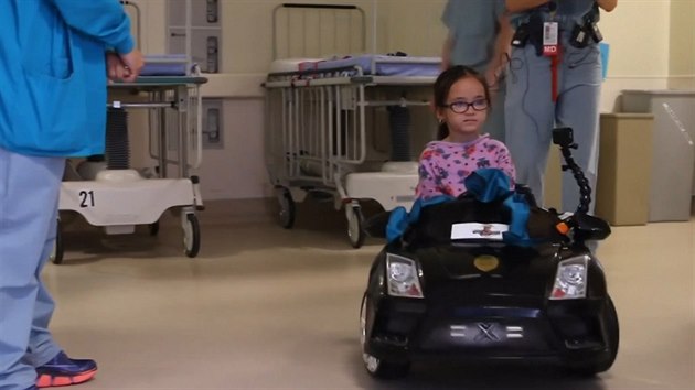 Děti v nemocnici v San Diegu jezdí na operační sál v luxusních autíčkách.