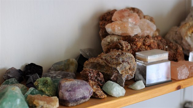 Tomáš Vrubel má doma ve vitrínách spoustu meteoritů, které kupuje v tuzemsku i na zahraničním internetovém serveru.