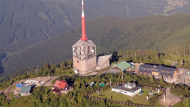 Chata horské služby (s červenou střechou) stojí na vrcholu Lysé hory vedle vysílače a meteorologické stanice.