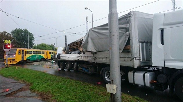 V Olomouci narazil na pejezdu osobní vlak do návsu kamionu. Nehoda zastavila...