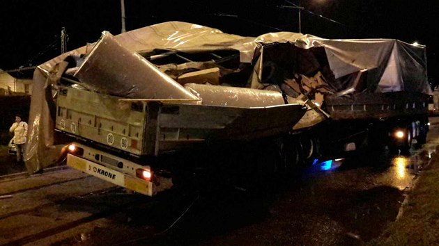 V Olomouci narazil na pejezdu osobn vlak do nvsu kamionu. Nehoda zastavila dopravu na trati na Moravsk Beroun i na run silnici spojujc tvrt Hodolany a Pavloviky, kterou vede i tramvajov tra.