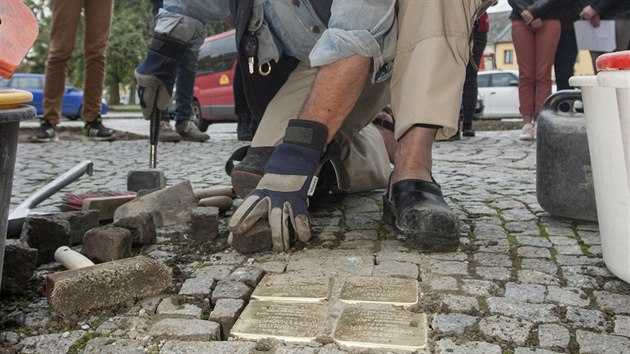 Stolpersteine, tedy takzvané kameny zmizelých, nově na dvou místech v Lošticích připomínají židovské obyvatele, kteří zahynuli během holokaustu. Na snímku pokládání kamenů za rodinu Knöpfelmacherovu na náměstí Míru.