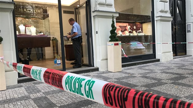 Luxusní klenotnictví v pražské Pařížské ulici v sobotu 23. září uzavřela policie kvůli vyšetřování krádeže.