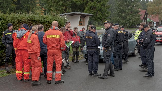 Do ptrac akce po seniorovi ztracenm pobl Sobotna se zapojilo nkolik destek policist, hasi i len horsk sluby a tak nkolik kynolog se psy.