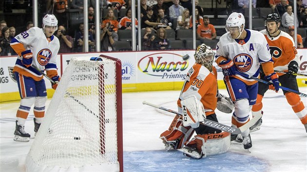Philadelphský brankář Michal Neuvirth právě inkasoval v duelu s NY Islanders.