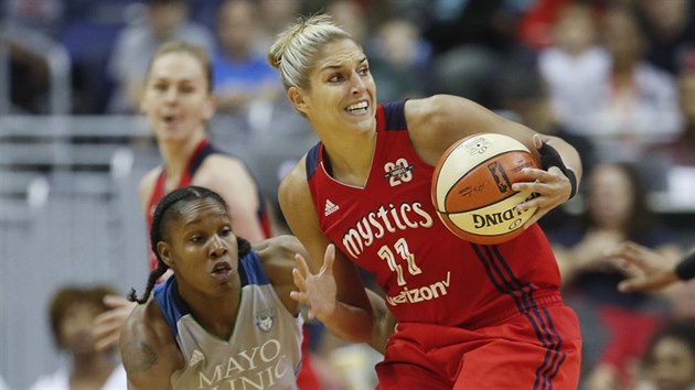 Elena Delle Donneov (v ervenm) z Washington Mystics pod tlakem Rebekkah Brunsonov z Minnesota Lynx.